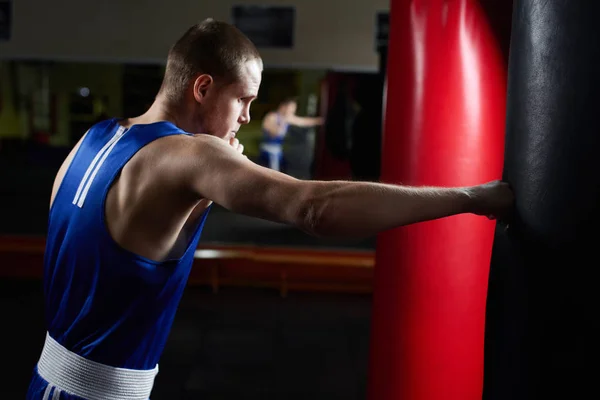ジムでサンドバッグとトレーニング強いスポーツマン — ストック写真