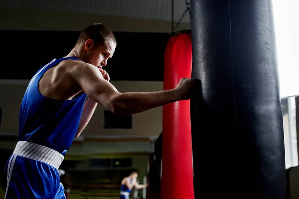 Fuerte Entrenamiento Deportista Con Saco Boxeo Gimnasio — Foto de Stock