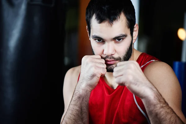 Ritratto Combattente Aggressivo Posa Boxe Palestra — Foto Stock