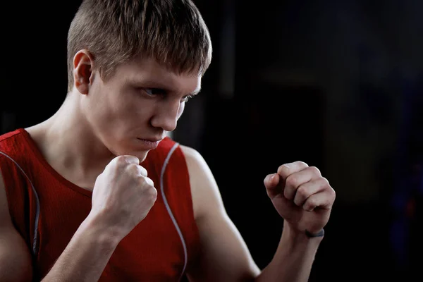 Vista Laterale Combattente Biondo Piedi Posa Boxe Sfondo Grigio — Foto Stock