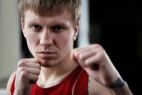 Ritratto Combattente Posa Boxe Guardando Attentamente Fotocamera Palestra — Foto Stock