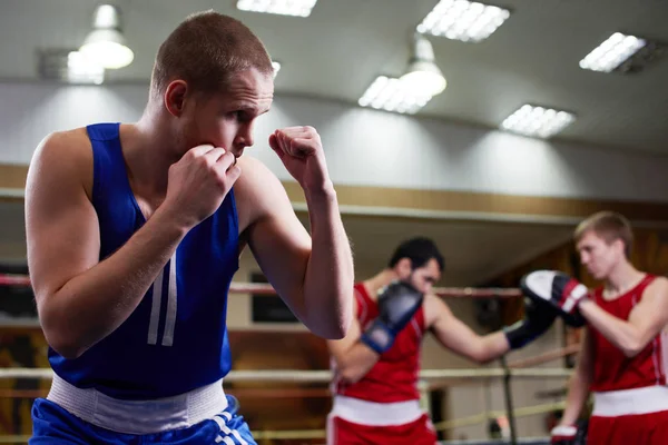 Retrato Boxeador Gimnasio Con Deportistas Entrenando Segundo Plano — Foto de Stock