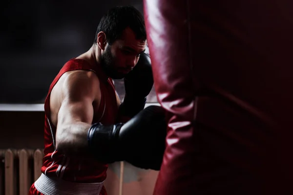 Entrenamiento Boxeador Con Saco Boxeo Gimnasio — Foto de Stock