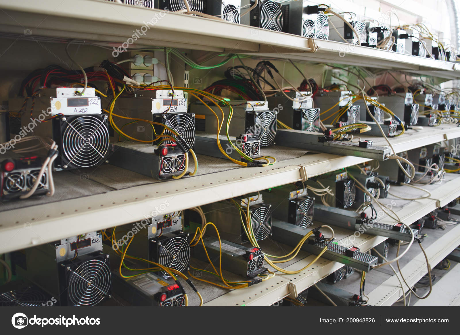Estantes Con Equipo Profesional Granja Para Minería Criptomoneda Bitcoin —  Foto de stock #200948826 © amixstudio
