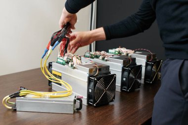 cryptocurrency, çıkarım için ekipman toplama adam yakın çekim 