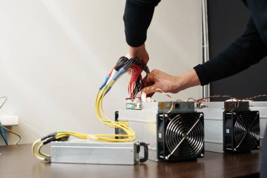 cryptocurrency, çıkarım için ekipman toplama adam yakın çekim 