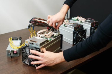 cryptocurrency, çıkarım için ekipman toplama adam yakın çekim 
