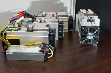 Ahşap masa üzerinde araştırma cryptocurrency için donatım 