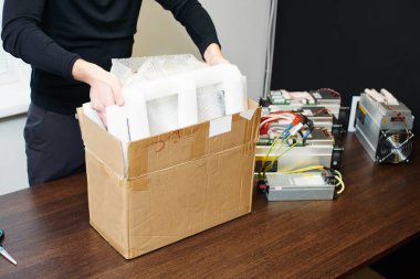 ofiste ahşap tabloda incelemesi cryptocurrency için donatım açma işadamı 