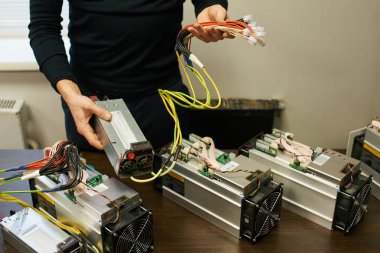 araştırma cryptocurrency için donatım bağlayan adam 