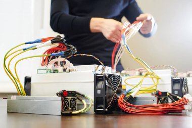 araştırma cryptocurrency için donatım bağlayan adam 