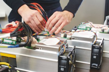 Erkek cryptocurrency, yakın çekim Madencilik için bağlantı ekipman eller 