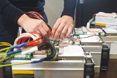Erkek cryptocurrency, yakın çekim Madencilik için bağlantı ekipman eller 
