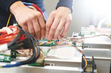 Erkek cryptocurrency, yakın çekim Madencilik için bağlantı ekipman eller 