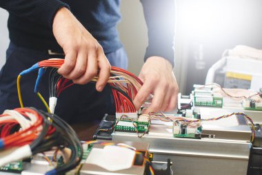 Erkek cryptocurrency, yakın çekim Madencilik için bağlantı ekipman eller 