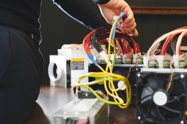 Erkek cryptocurrency, yakın çekim Madencilik için bağlantı ekipman eller 