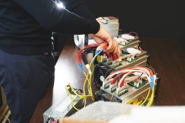 adam ofis ahşap masa üzerinde araştırma cryptocurrency için donatım bağlanma 