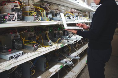 Dizüstü ekipman için araştırma cryptocurrency ile farm yakınındaki ile ayakta işadamı 