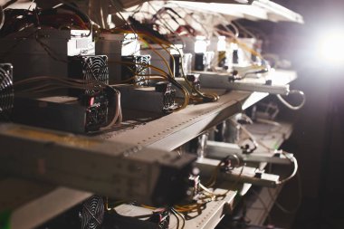 Grubu ile bitcoin cryptocurrency incelemesi için donatım 