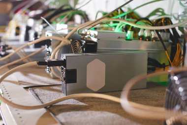 Grubu ile bitcoin cryptocurrency incelemesi için donatım 