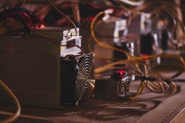 Grubu ile bitcoin cryptocurrency incelemesi için donatım 