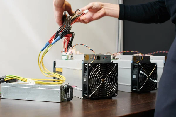 Man Collecting Equipment Extraction Cryptocurrency Close — Stock Photo, Image