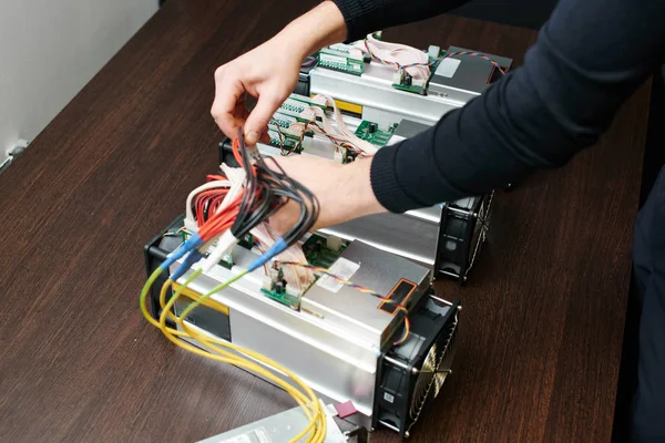 cryptocurrency, çıkarım için ekipman toplama adam yakın çekim 