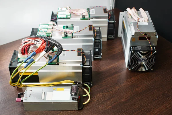 Ahşap masa üzerinde araştırma cryptocurrency için donatım 