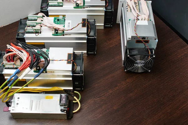 Ahşap masa üzerinde araştırma cryptocurrency için donatım 