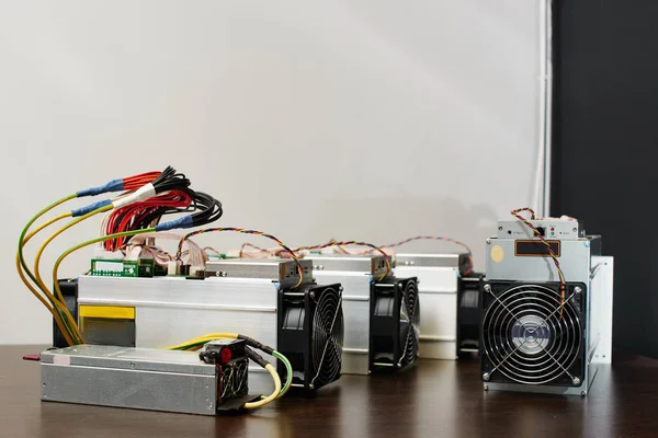 Ahşap masa üzerinde araştırma cryptocurrency için donatım 