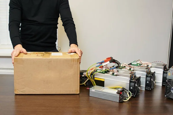 adam ekipman için araştırma cryptocurrency kutusunu açma 