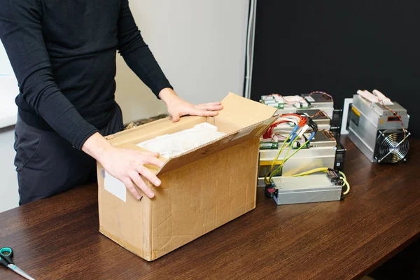 adam ekipman için araştırma cryptocurrency kutusunu açma 