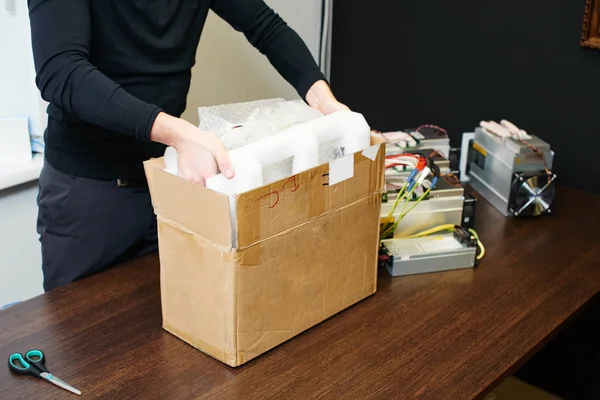 adam ekipman için araştırma cryptocurrency kutusunu açma 