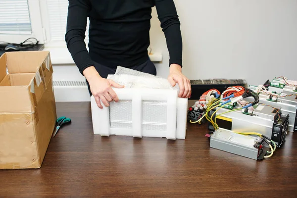 adam ekipman için araştırma cryptocurrency kutusunu açma 