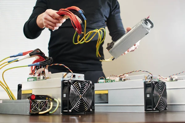 araştırma cryptocurrency için donatım bağlayan adam 