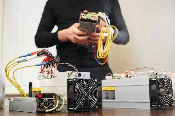 araştırma cryptocurrency için donatım bağlayan adam 
