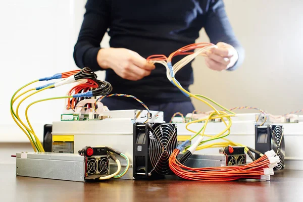 araştırma cryptocurrency için donatım bağlayan adam 