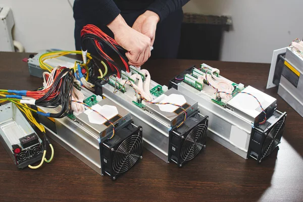 adam ofis ahşap masa üzerinde araştırma cryptocurrency için donatım bağlanma 