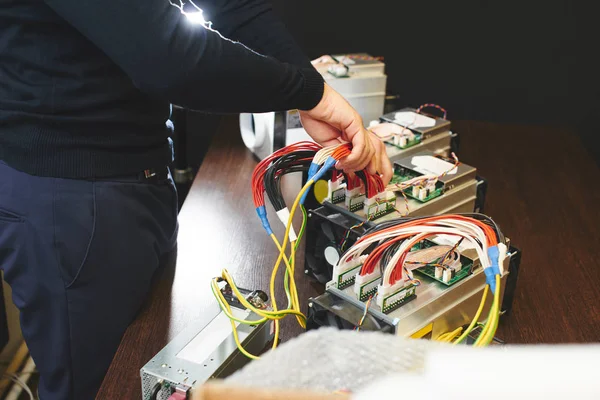 adam ofis ahşap masa üzerinde araştırma cryptocurrency için donatım bağlanma 