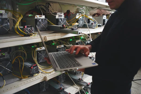 Zakenman Permanent Met Laptop Buurt Van Boerderij Met Apparatuur Voor — Stockfoto