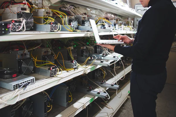 Dizüstü ekipman için araştırma cryptocurrency ile farm yakınındaki ile ayakta işadamı 