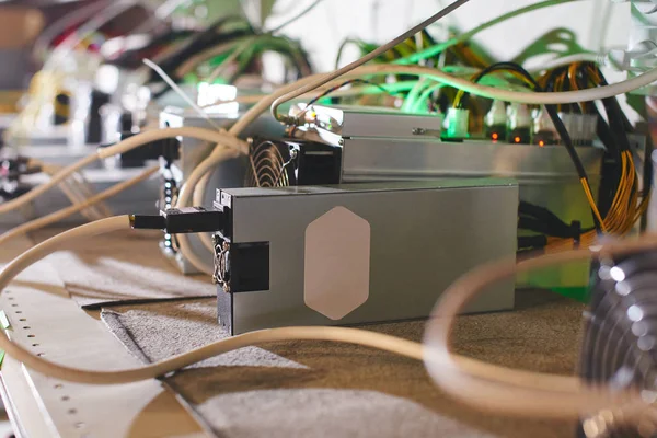 Grubu ile bitcoin cryptocurrency incelemesi için donatım 