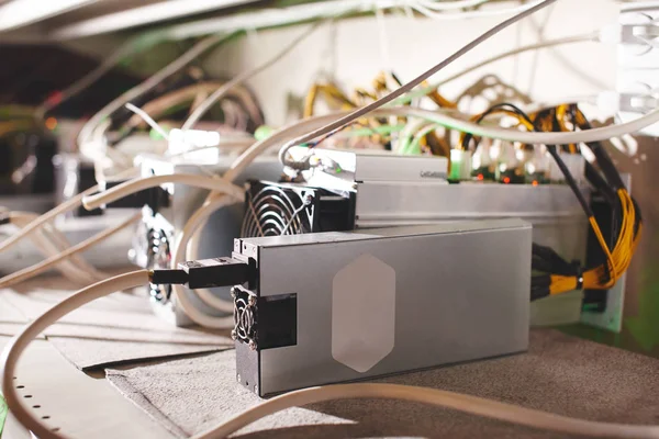 Grubu ile bitcoin cryptocurrency incelemesi için donatım 