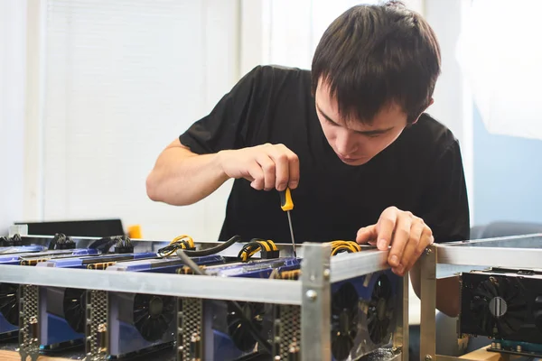  adam tornavida tutan ve raflar bitcoin cryptocurrency madencilik ekran kartları için ayarlama