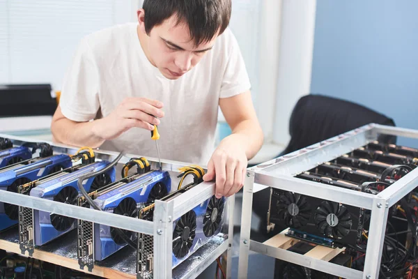 Man Holding Screwdriver Setting Shelves Video Cards Bitcoin Cryptocurrency Mining — Stock Photo, Image