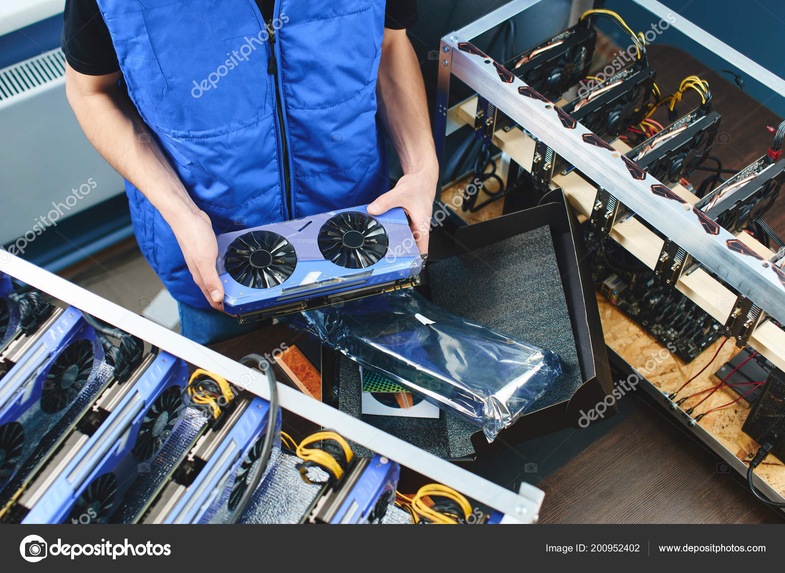 Manos Masculinas Sosteniendo Tarjeta Vídeo Para Creación Granja Minería  Bitcoin — Foto de stock #200952402 © amixstudio