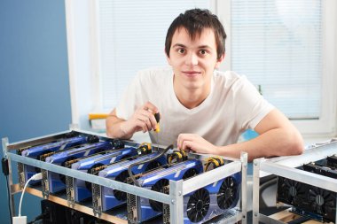  tornavida tutan ve cryptocurrency çıkarım için çiftlik kurma işçi