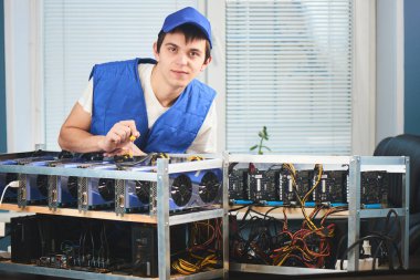 cryptocurrency ofiste çıkarılması için çiftlikte eğilerek üniformalı genç adam 