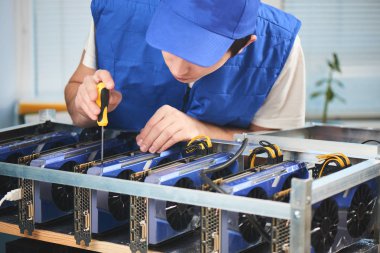  tornavida tutan ve cryptocurrency çıkarım için çiftlik kurma işçi