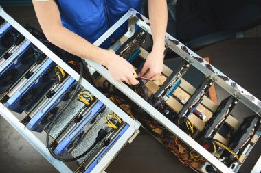  adam üniforma çiftlik cryptocurrency çıkarım için laboratuvarda kurma 